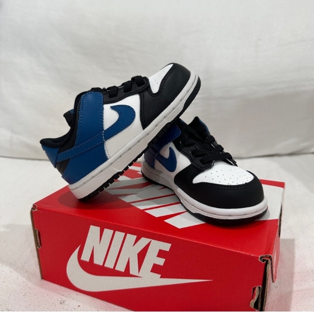 Nike Toddlers Size 6.5c Black, Blue, and White Sneakers